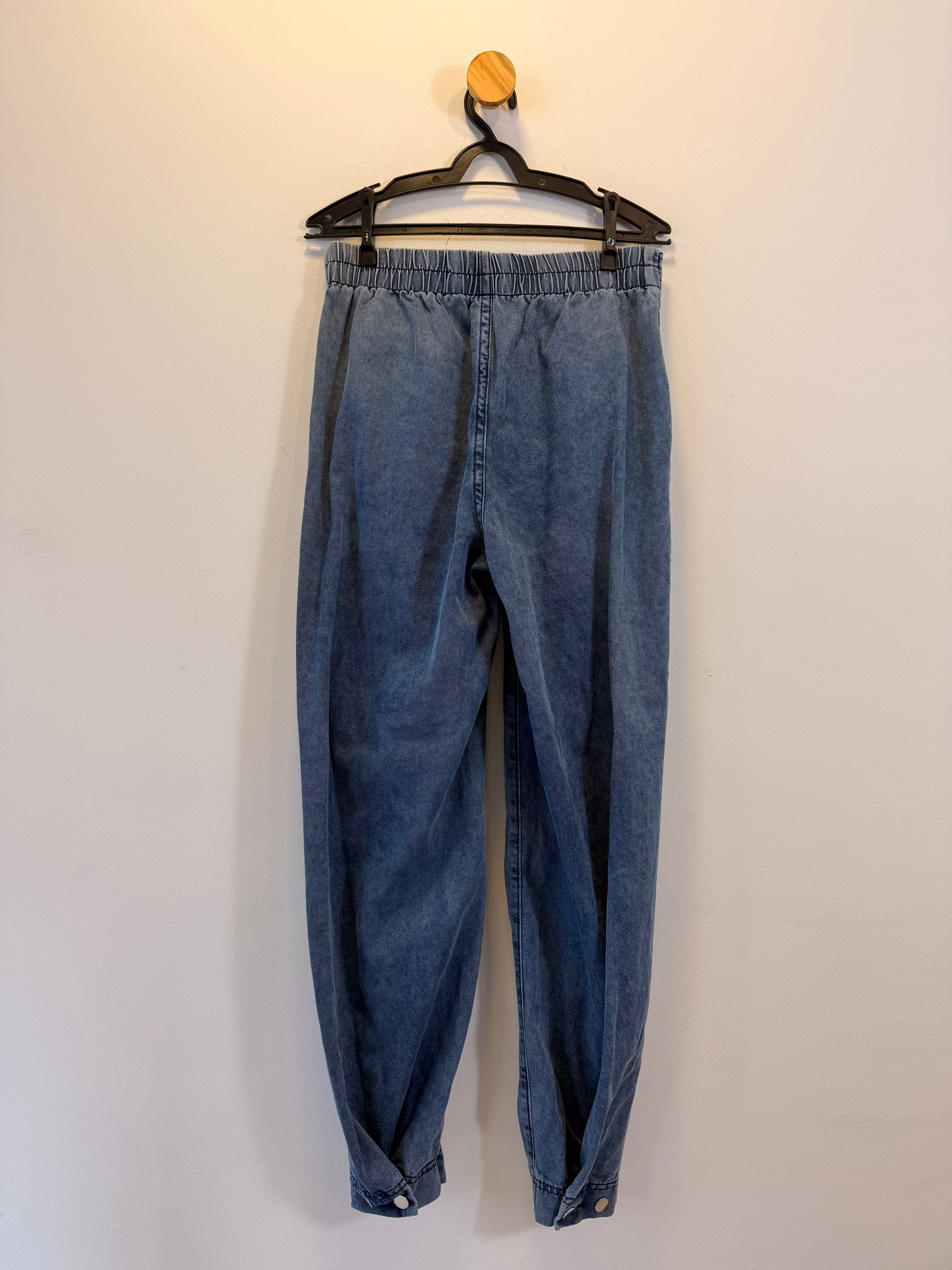 Calça Jeans com barra ajustada com botões