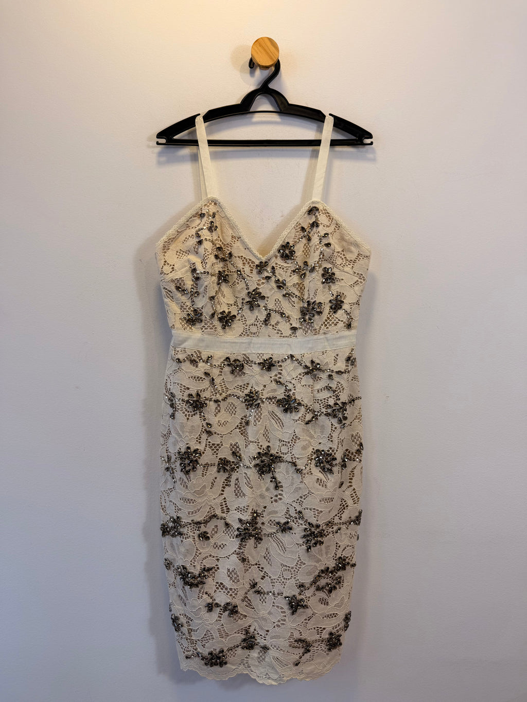 Vestido em Renda e Pedraria Le Lis Blanc