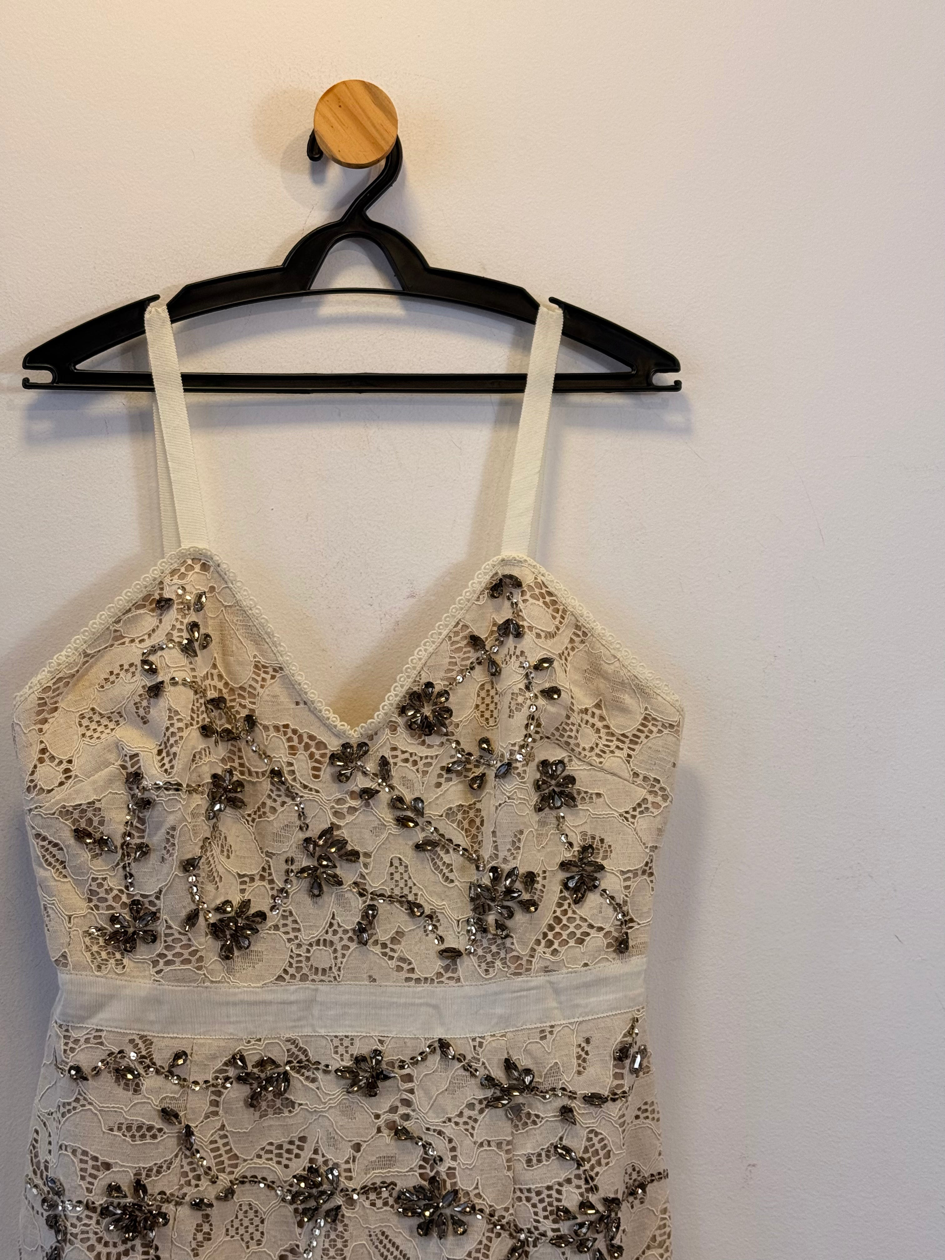 Vestido em Renda e Pedraria Le Lis Blanc