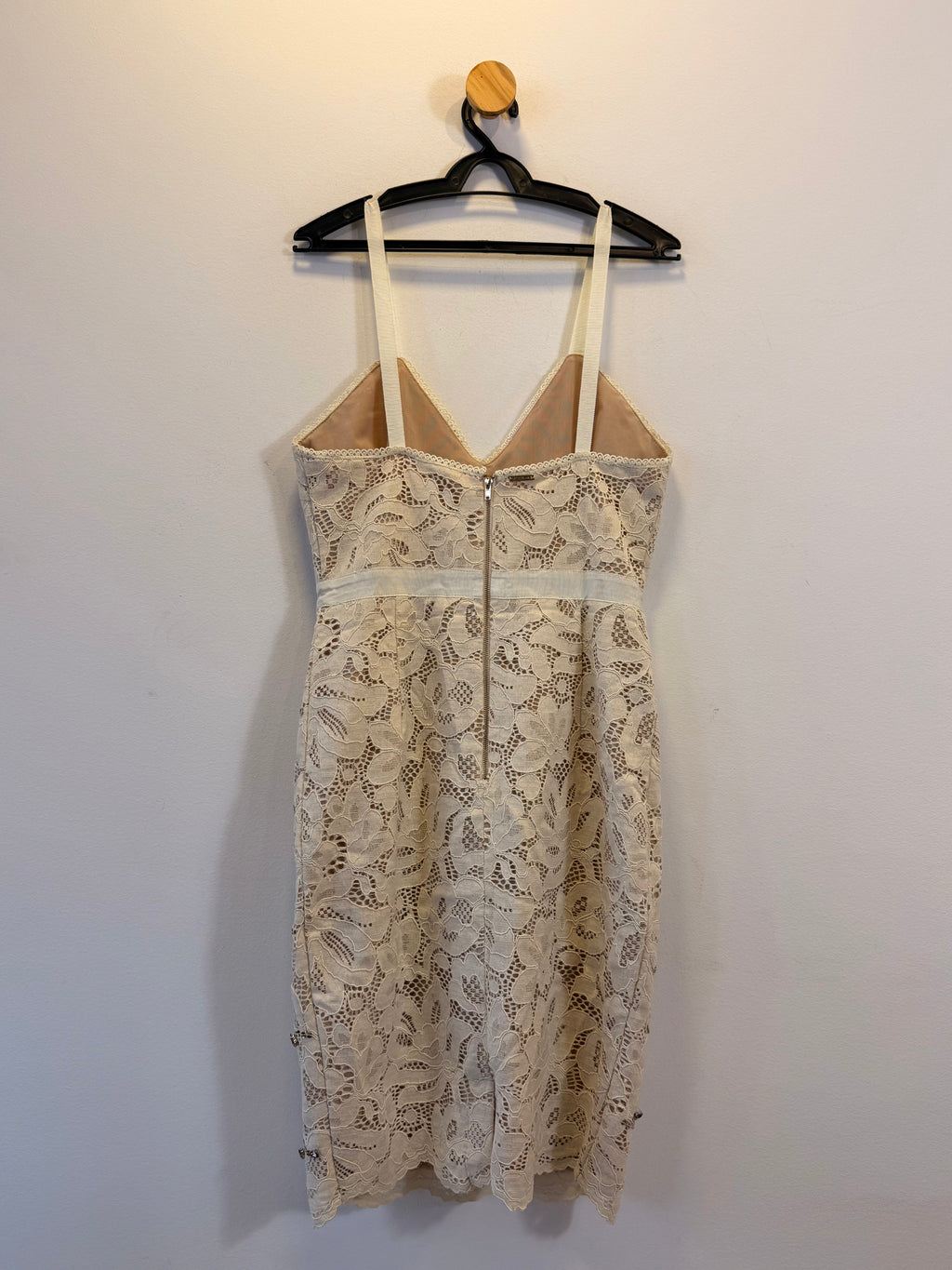 Vestido em Renda e Pedraria Le Lis Blanc