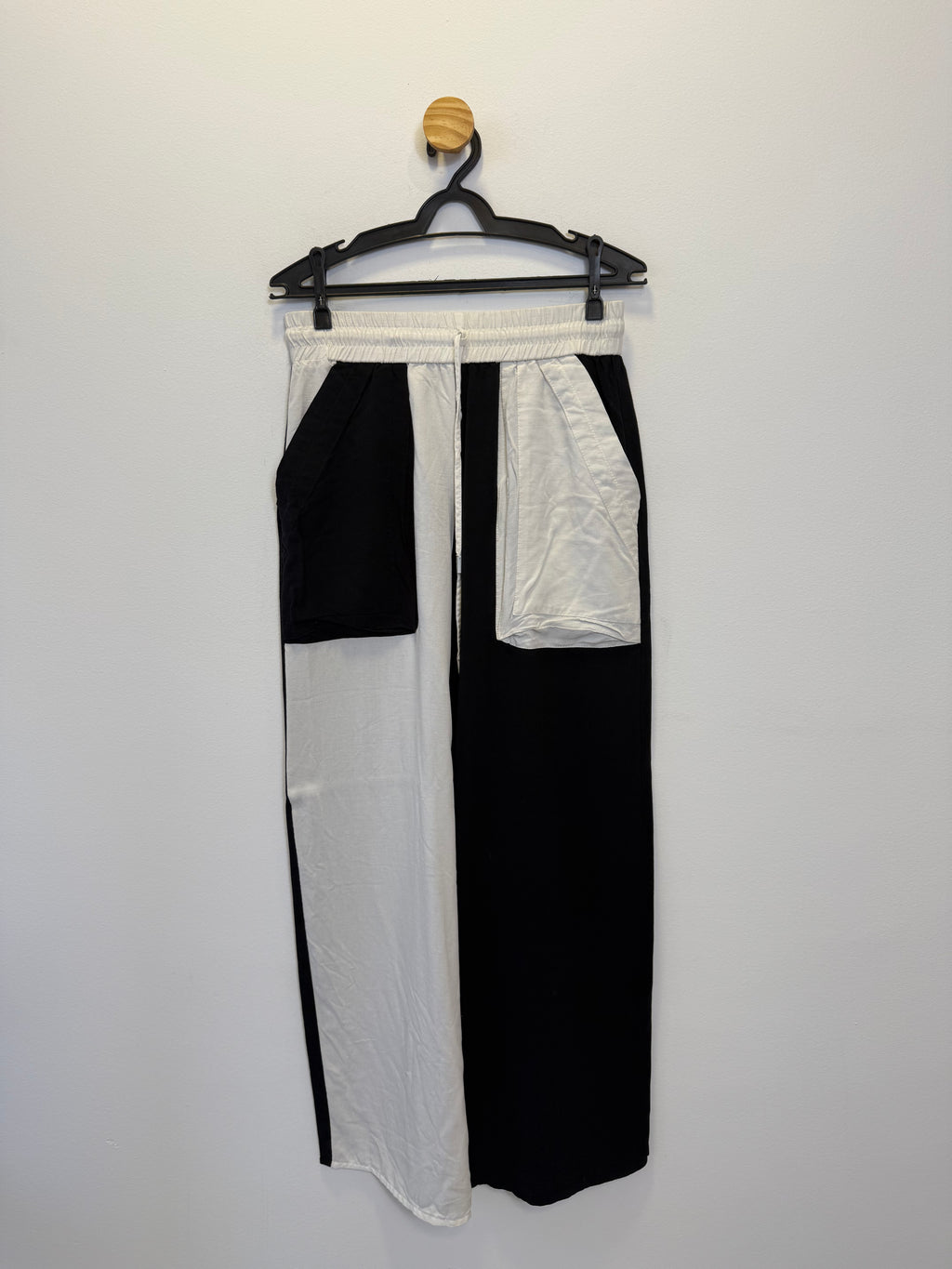 Calça Preta e Branco