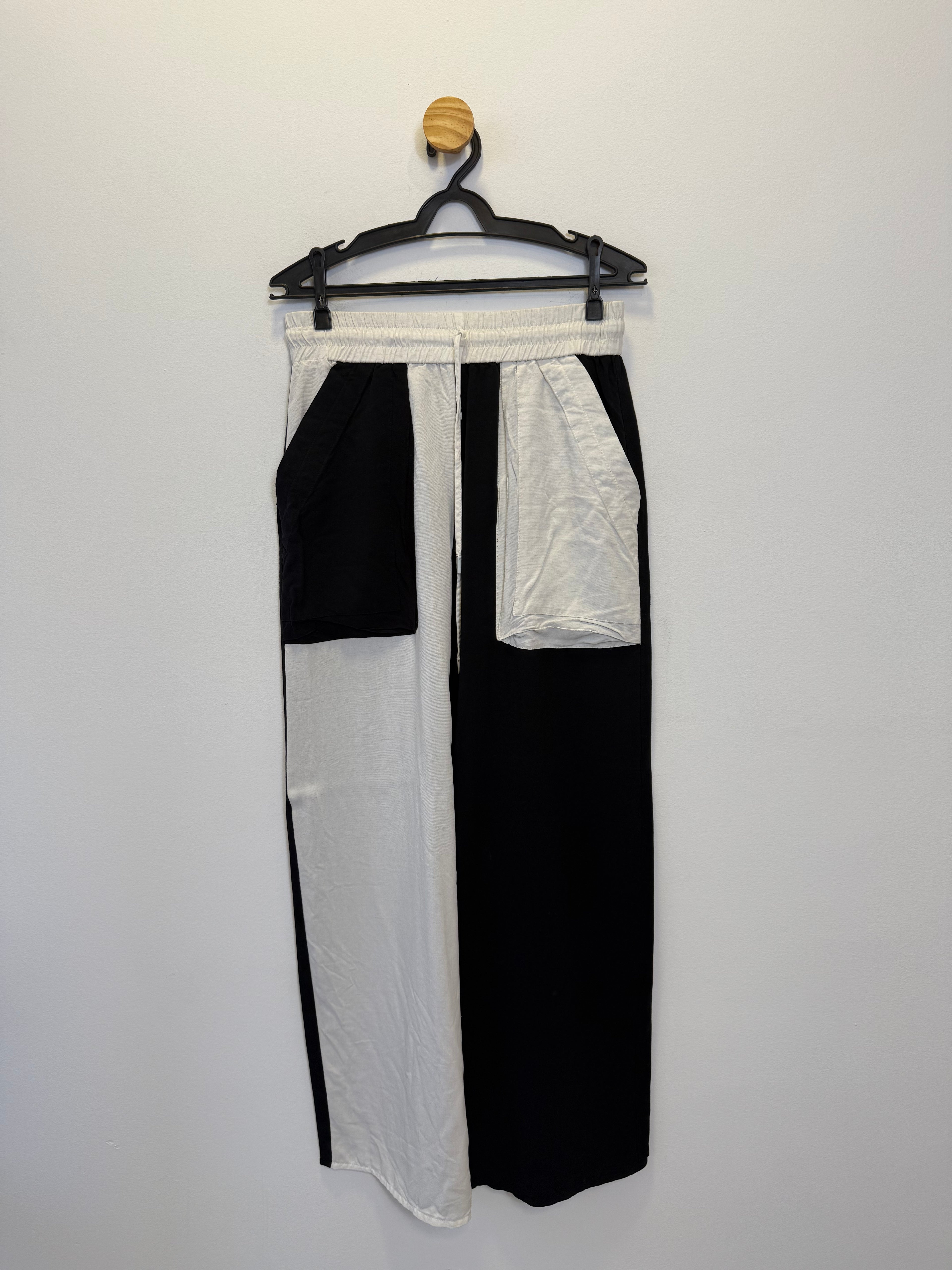 Calça Preta e Branco