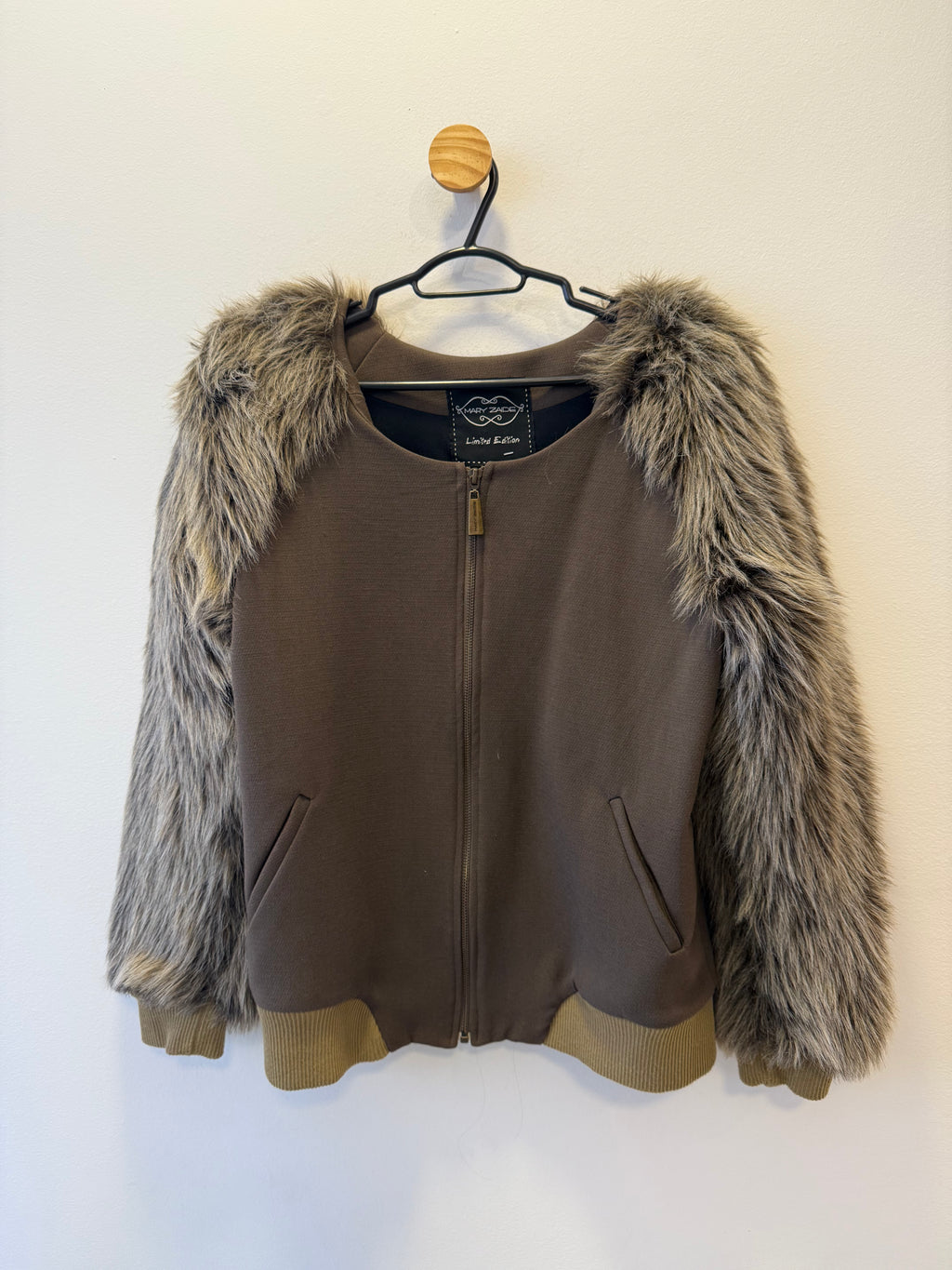 Jaqueta bomber com Pelos