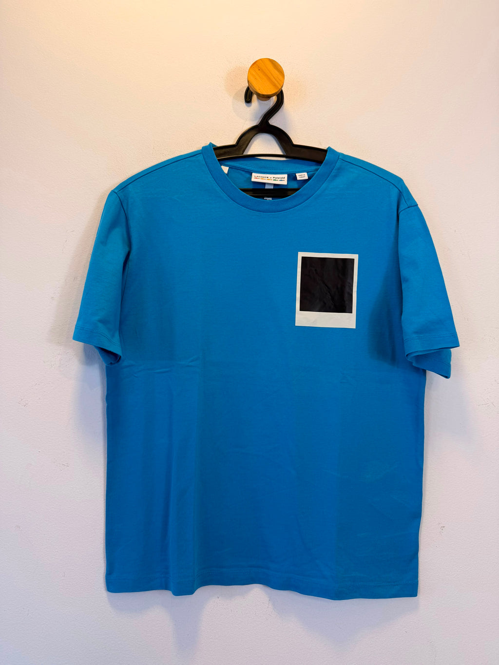 Blusa Azul Lacoste + Polaroid