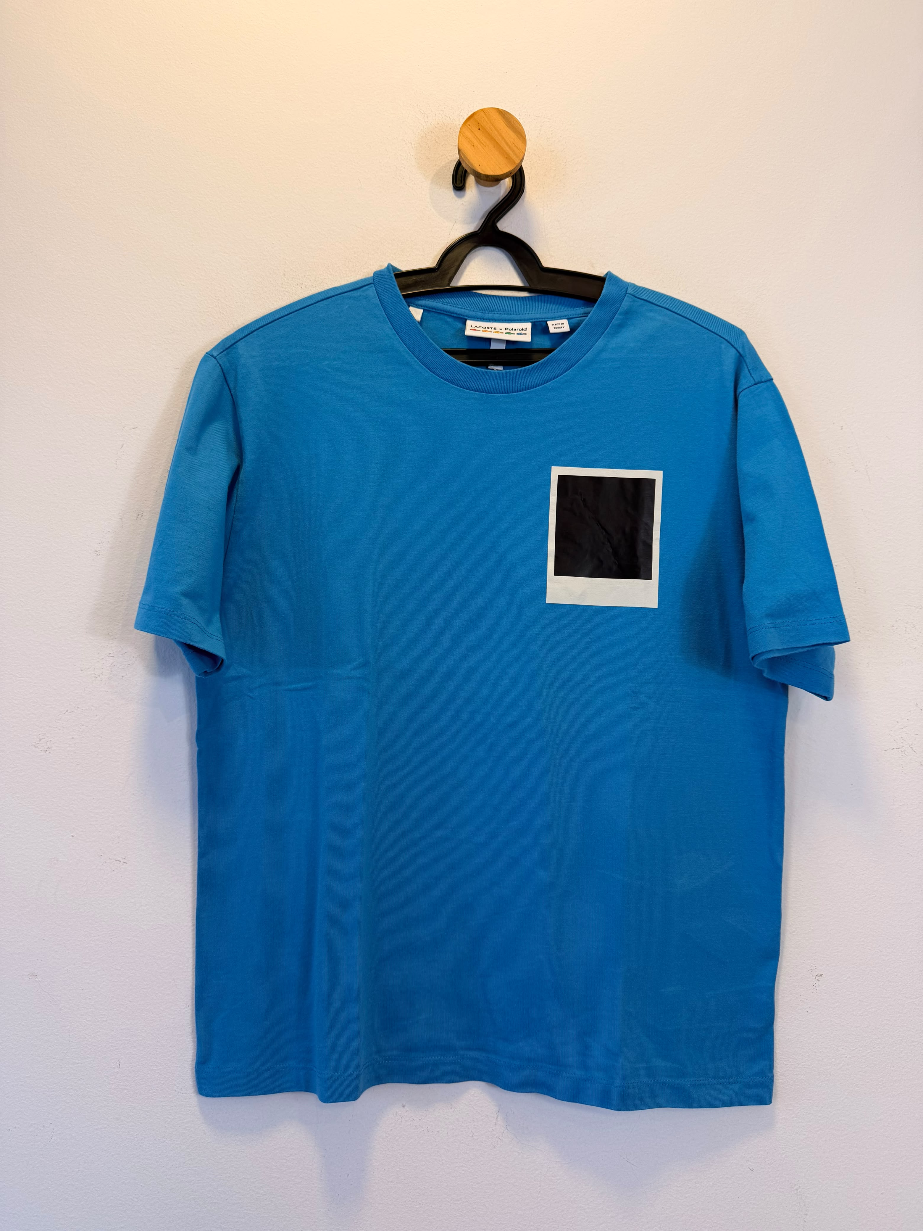 Blusa Azul Lacoste + Polaroid
