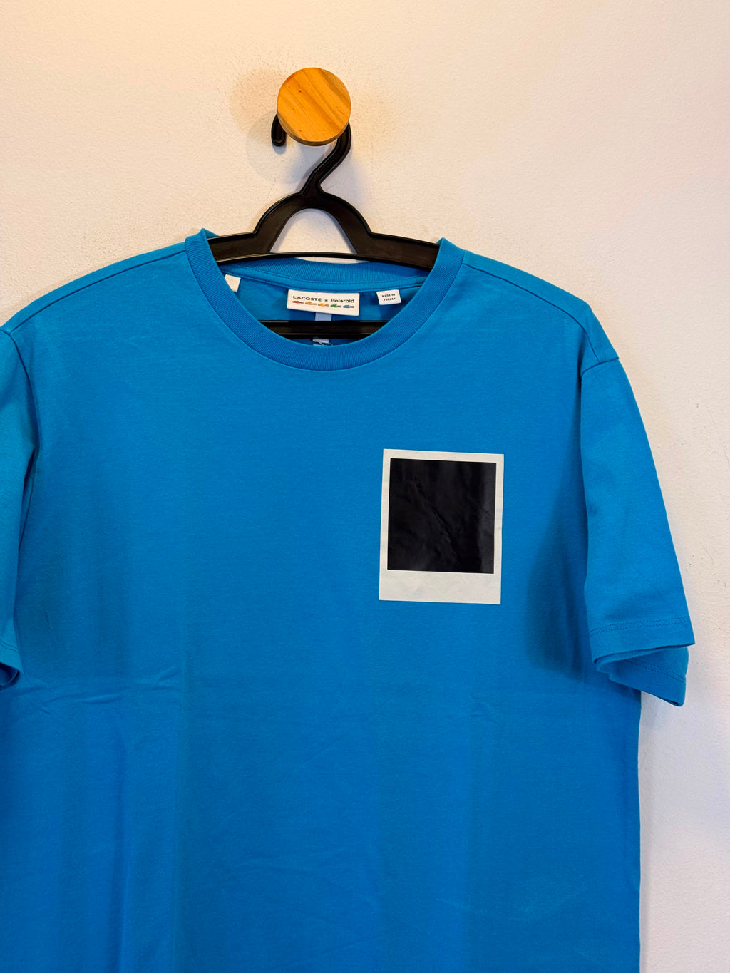 Blusa Azul Lacoste + Polaroid