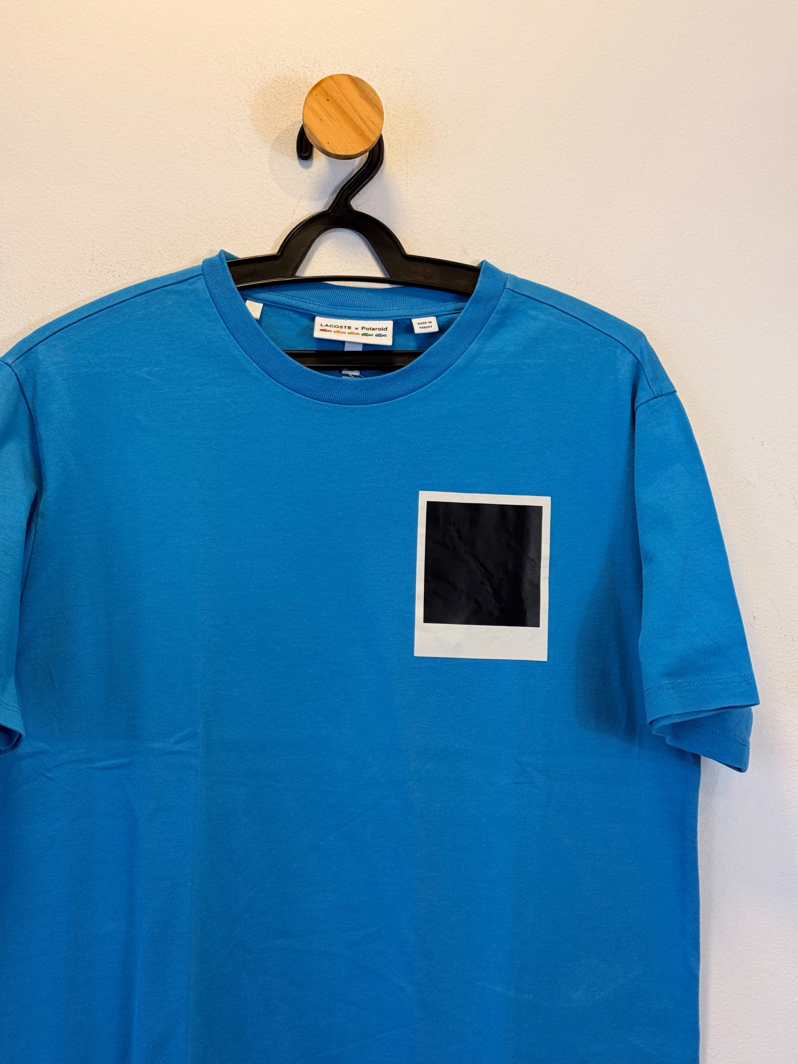 Blusa Azul Lacoste + Polaroid