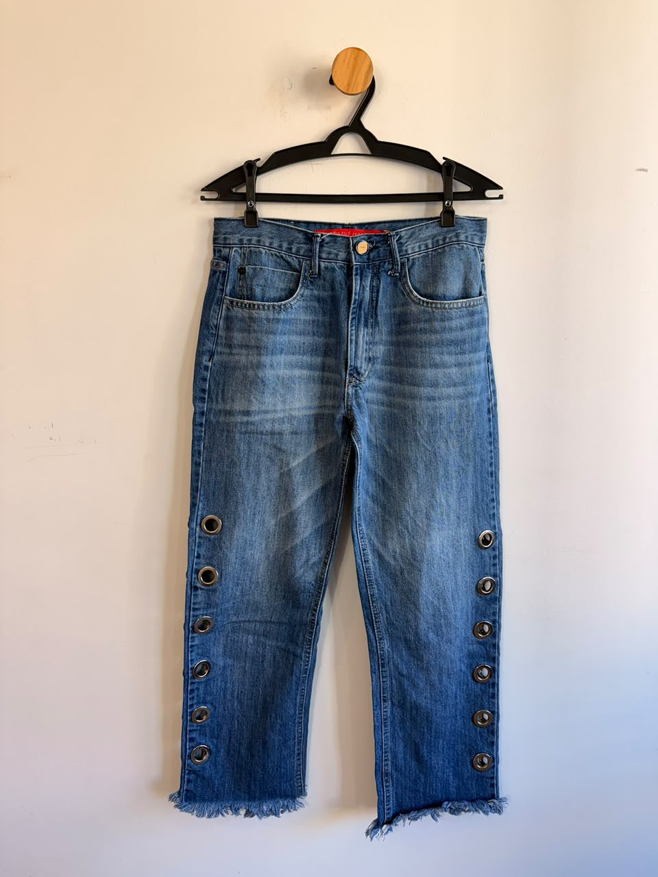 Calça Jeans com Ilhós Maria Filó