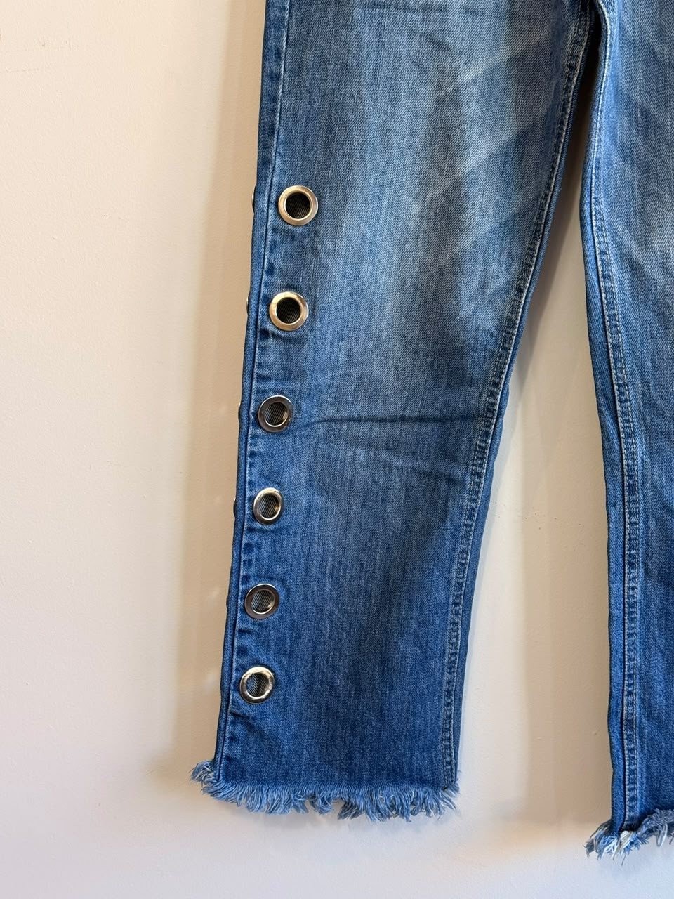 Calça Jeans com Ilhós Maria Filó